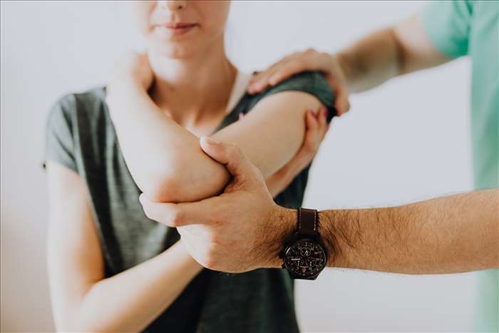 Métier d'ostéopathe : les mains au service du ressenti